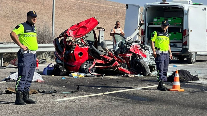 Niğde’de TIR a arkadan çarpan otomobilde 3 Kişi Öldü